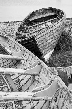 Boats_on_beach,_Greystones_Harbour.jpg