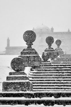 Powerscourt_Steps--_In_the_Snow_2010-01.jpg