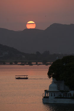 Sunset-on-Lake-Pichola.jpg