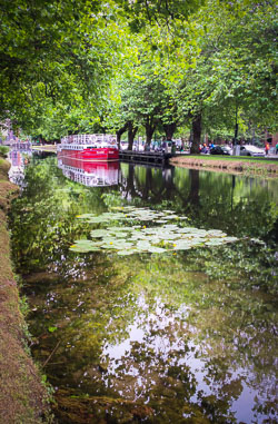 Barge-on-the-Canal,-Dublin.jpg
