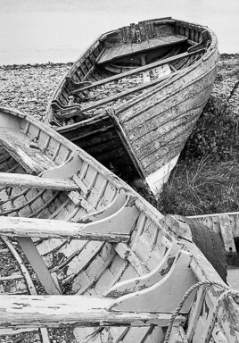 Boats_on_beach,_Greystones_Harbour.jpg